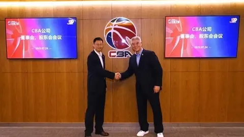 《鲁尼独家揭秘：圣诞盛宴上，烤肉不是我的菜，豌豆泥与甜玉米才是我的心头好！》